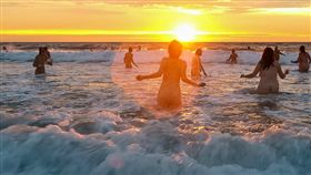 Druridge Bay,MIND,晨泳,裸泳,裸體,裸體,營火晚會,海水,募資,心理疾病 圖／翻攝自推特　https://goo.gl/sj1cYY