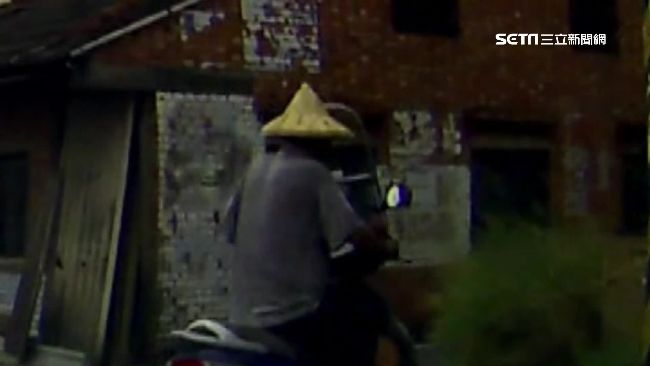 騎車戴斗笠遭查　阿伯換帽催油門落跑