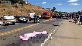 超車失控撞轎車　騎士頭蓋骨噴飛、雙腿斷路旁慘死
翻攝自asnoticiasonline