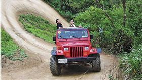 屏東滿州鄉168關道飆山路徑重重關卡跌宕起伏，由坡頂急馳而下猶如搭乘雲霄飛車般。（圖／翻攝自牛教練-墾丁大腳旅遊臉書）