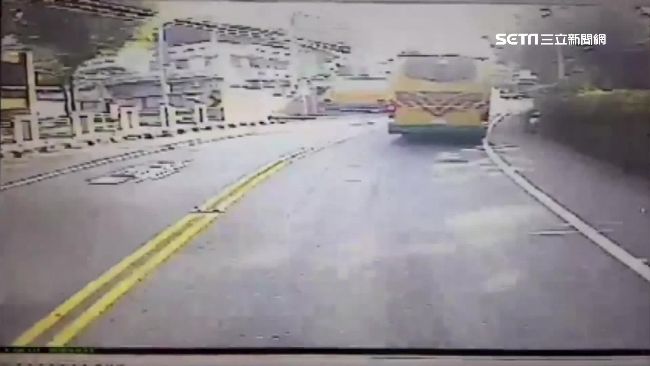 7旬翁突插空隙　校車一個轉彎撞死他