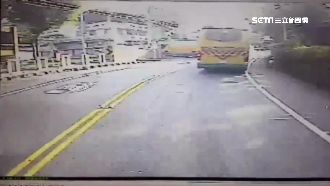 7旬翁突插空隙　校車一個轉彎撞死他