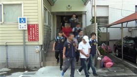 警方將簡姓主嫌（白帽者）等人移送法辦。（圖／翻攝畫面）