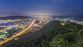 三峽鳶山夜景（圖／翻攝自Flickr https://www.flickr.com/photos/110911884@N07/18375358300/in/photolist-ueSuvG-tZLvQq-uisfUo-u2fQkY-u2grco）