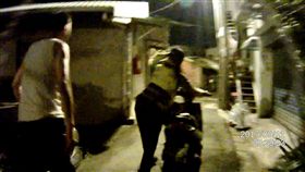 國道員警暖心地護送龐翁返家。（圖／翻攝畫面）