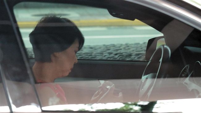 張姓獅奶開賓士秀「三寶式」駕駛風情