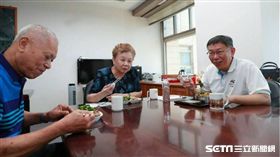柯文哲與柯爸媽吃飯　翻攝臉書