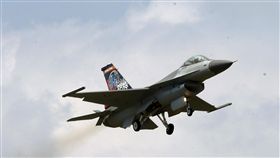 空軍花蓮基地將開放　F-16預演空軍23日將舉辦花蓮基地106年營區開放活動，雷虎小組暨3型主力戰機IDF、F-16和幻象19日先行預演。圖為主力戰機F-16進行操演。中央社記者郭日曉攝　106年9月19日
