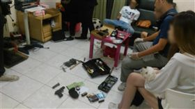 警方入屋查緝一舉破獲這個槍毒工廠。（圖／翻攝畫面）