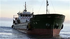 巨龍號擱淺蘭嶼　怪手協助脫困（1）海巡人員27日獲報，航行台東、蘭嶼貨輪「巨龍號」清晨在蘭嶼海域失去動力，於朗島岸邊前方約300至500公尺機械故障，海巡人員隨即整備相關油汙裝備及通報警消等相關單位協處。（海巡提供）中央社記者盧太城台東傳真　106年9月27日