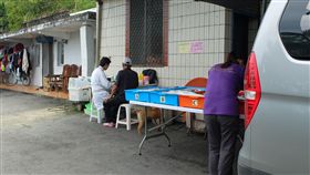 黃振銘樂在偏鄉行醫（2）門諾醫院山地巡迴醫療施行數十年，提供原住民及弱勢民眾貼心的醫療服務。心臟外科醫師黃振銘（左）加入門諾醫院後，主動和醫護人員跋山涉水每月到山地鄉萬榮看診2次。現場只有簡單的桌椅，倚靠著牆角，利用巡迴醫療車上的設備，看診一整天。中央社記者李先鳳攝  106年8月18日