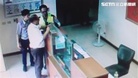 台北市中山分局建國所女警林秀莉，受理計程車司機拾獲手機一案，調閱松山路沿線監視器畫面，順利找到澳洲籍男乘客，對方盛讚女警效率世界第一（翻攝畫面）