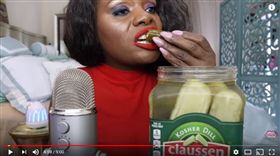 美國,網紅,YouTube,Spirit Payton,醃黃瓜,療癒,咀嚼（圖／翻攝自ASMRTheChew YouTube）https://www.youtube.com/watch?time_continue=297&v=GUUAu_aiaVw
