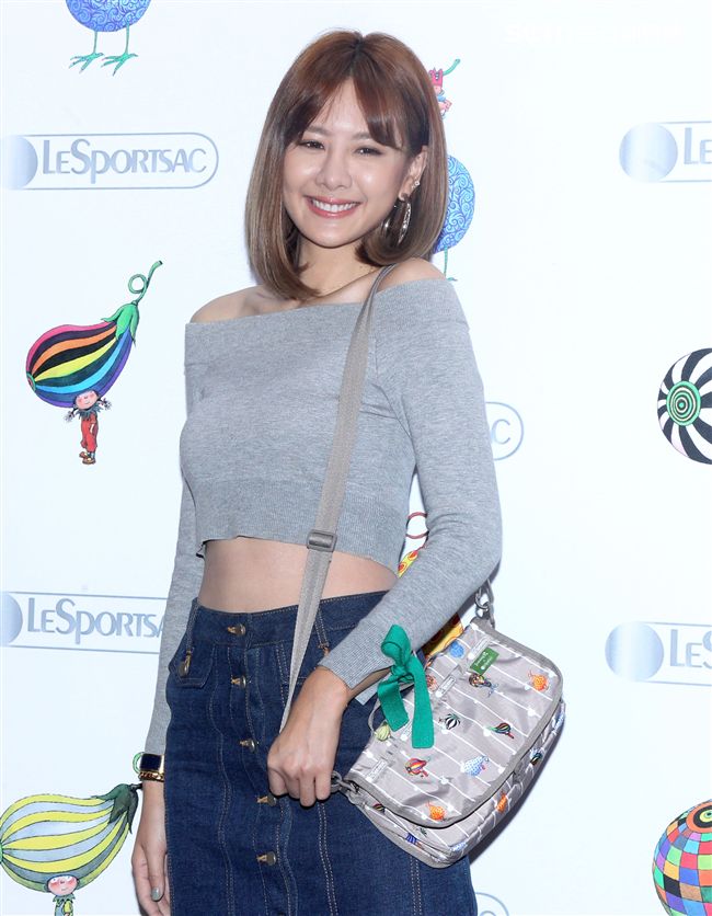 安心亞與黃品瑄相見歡，黃品瑄贈送生日禮物讓安心亞非常感動。（記者邱榮吉/攝影）