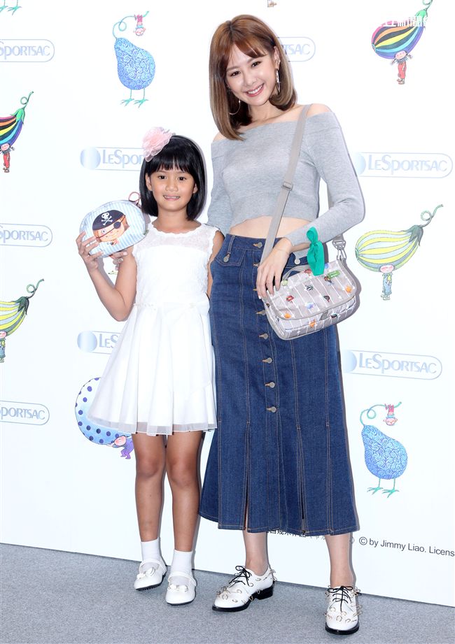 安心亞與黃品瑄相見歡，黃品瑄贈送生日禮物讓安心亞非常感動。（記者邱榮吉/攝影）