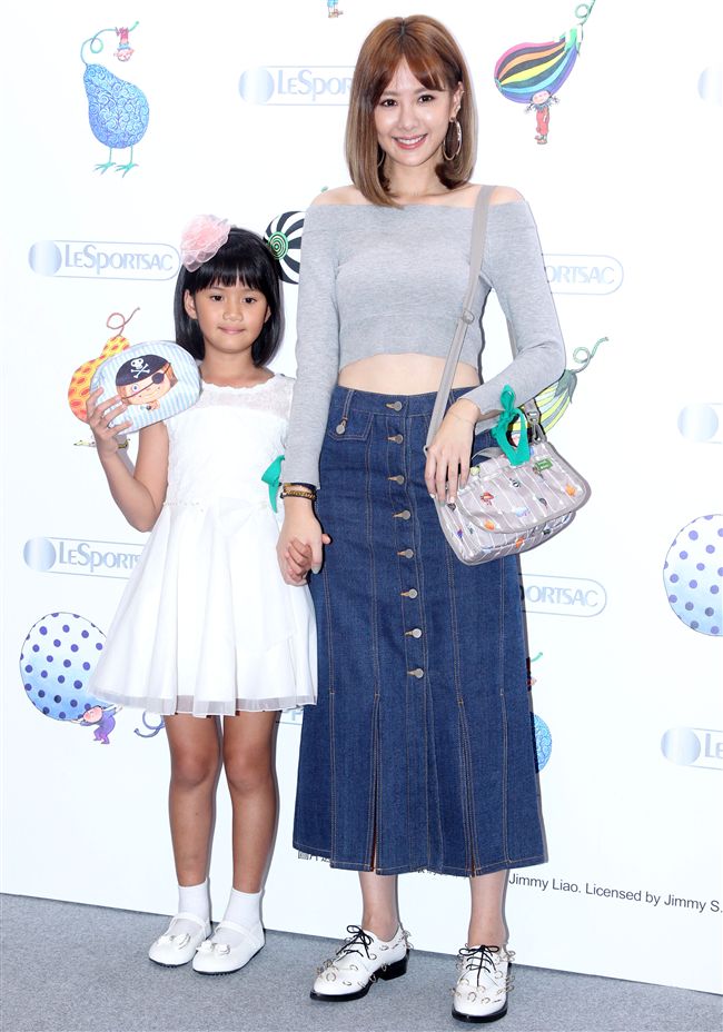 安心亞與黃品瑄相見歡，黃品瑄贈送生日禮物讓安心亞非常感動。（記者邱榮吉/攝影）