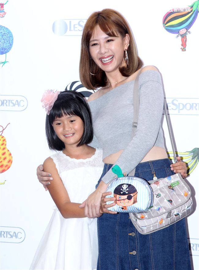 安心亞與黃品瑄相見歡，黃品瑄贈送生日禮物讓安心亞非常感動。（記者邱榮吉/攝影）