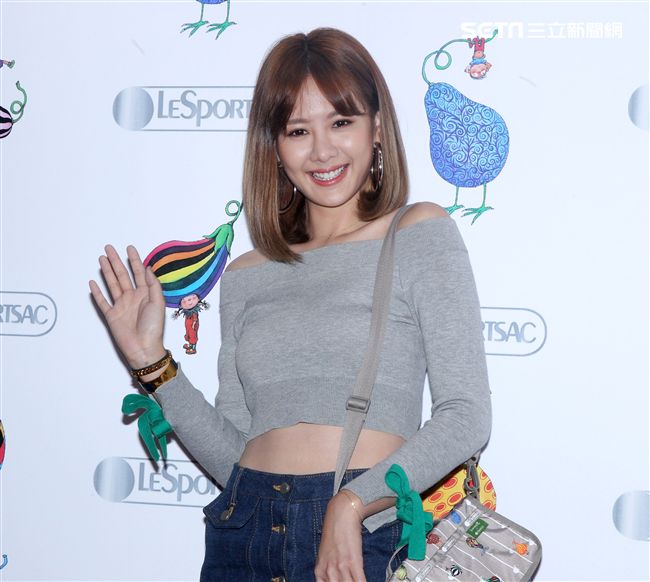 安心亞與黃品瑄相見歡，黃品瑄贈送生日禮物讓安心亞非常感動。（記者邱榮吉/攝影）