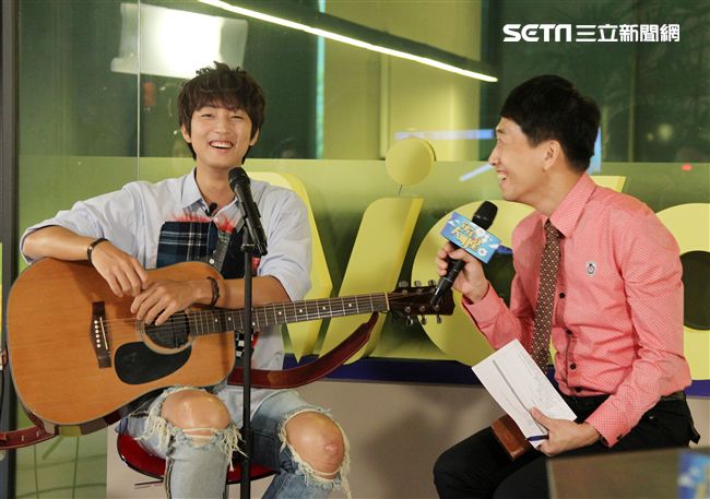 許書豪安安大明星自彈自唱。（記者邱榮吉/攝影）