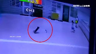 不滿吵鬧！住戶朝中庭丟滑板車險砸童