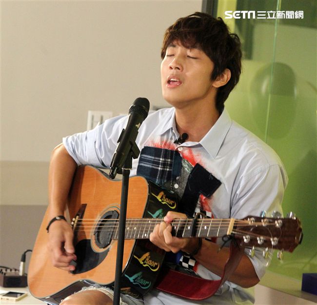 許書豪安安大明星自彈自唱。（記者邱榮吉/攝影）