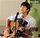 許書豪安安大明星自彈自唱。（記者邱榮吉/攝影）