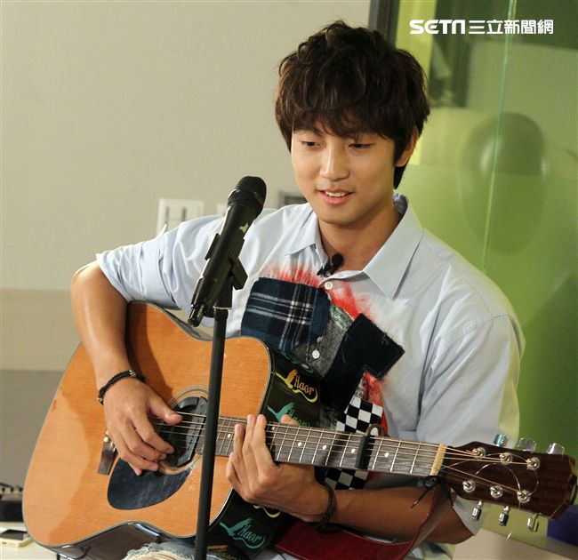 許書豪安安大明星自彈自唱。（記者邱榮吉/攝影）