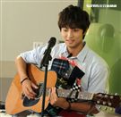 許書豪安安大明星自彈自唱。（記者邱榮吉/攝影）