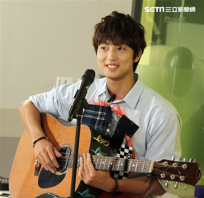 許書豪安安大明星自彈自唱。（記者邱榮吉/攝影）