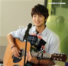 許書豪安安大明星自彈自唱。（記者邱榮吉/攝影）