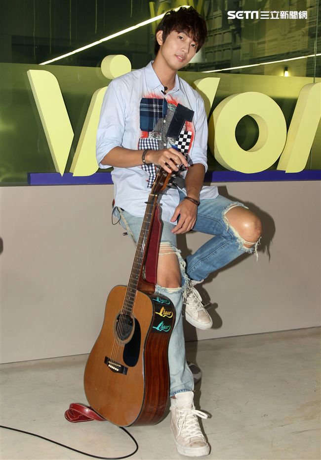 許書豪安安大明星自彈自唱。（記者邱榮吉/攝影）
