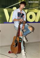 許書豪安安大明星自彈自唱。（記者邱榮吉/攝影）