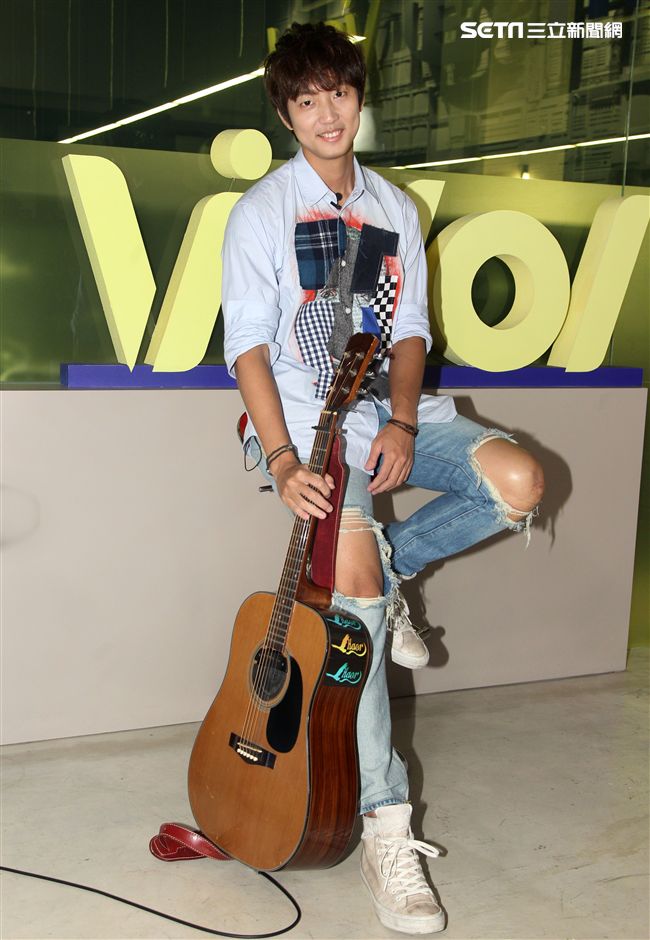 許書豪安安大明星自彈自唱。（記者邱榮吉/攝影）