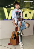 許書豪安安大明星自彈自唱。（記者邱榮吉/攝影）