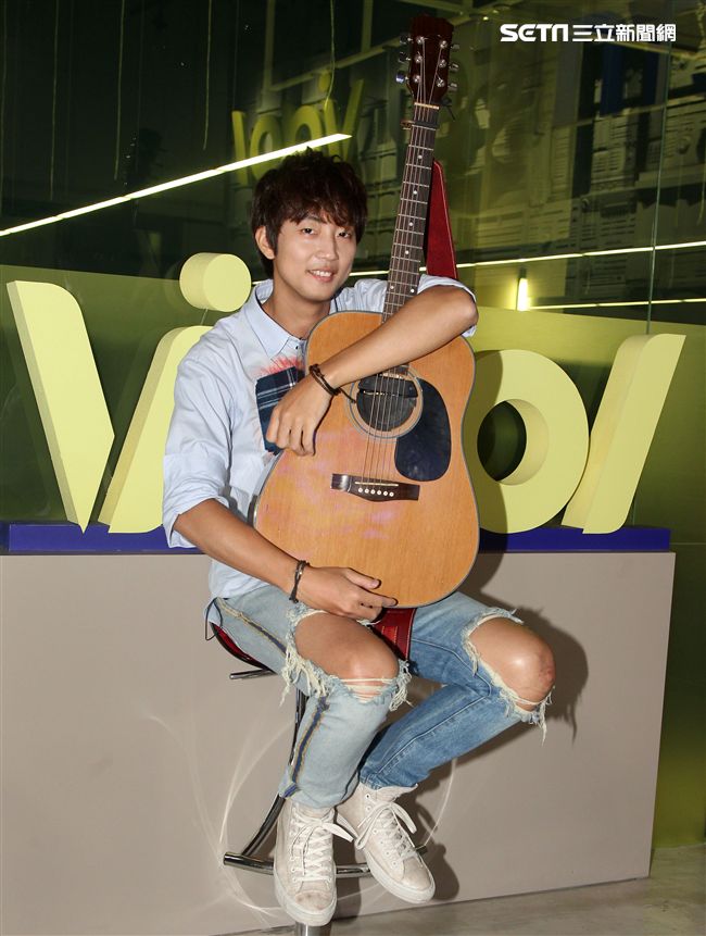 許書豪安安大明星自彈自唱。（記者邱榮吉/攝影）