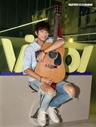 許書豪安安大明星自彈自唱。（記者邱榮吉/攝影）