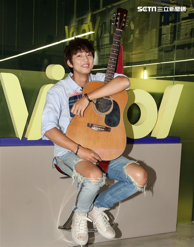 許書豪安安大明星自彈自唱。（記者邱榮吉/攝影）
