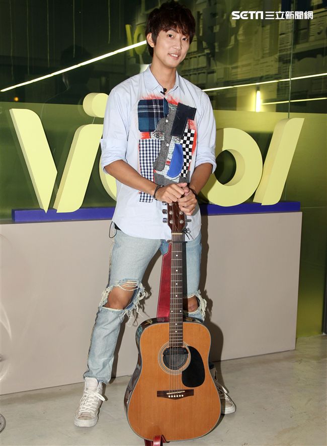 許書豪安安大明星自彈自唱。（記者邱榮吉/攝影）