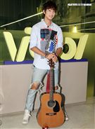 許書豪安安大明星自彈自唱。（記者邱榮吉/攝影）