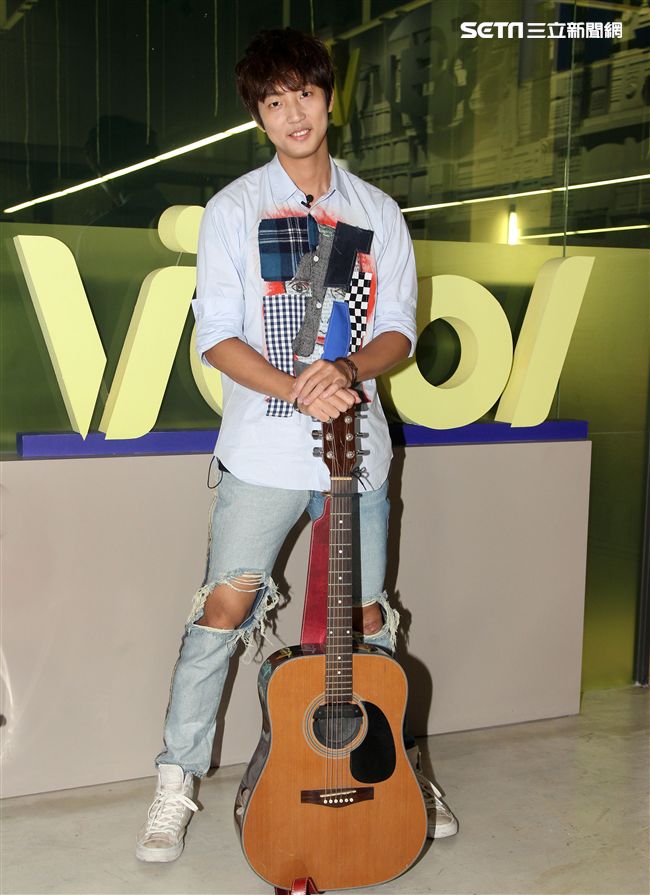 許書豪安安大明星自彈自唱。（記者邱榮吉/攝影）