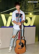 許書豪安安大明星自彈自唱。（記者邱榮吉/攝影）