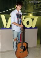 許書豪安安大明星自彈自唱。（記者邱榮吉/攝影）