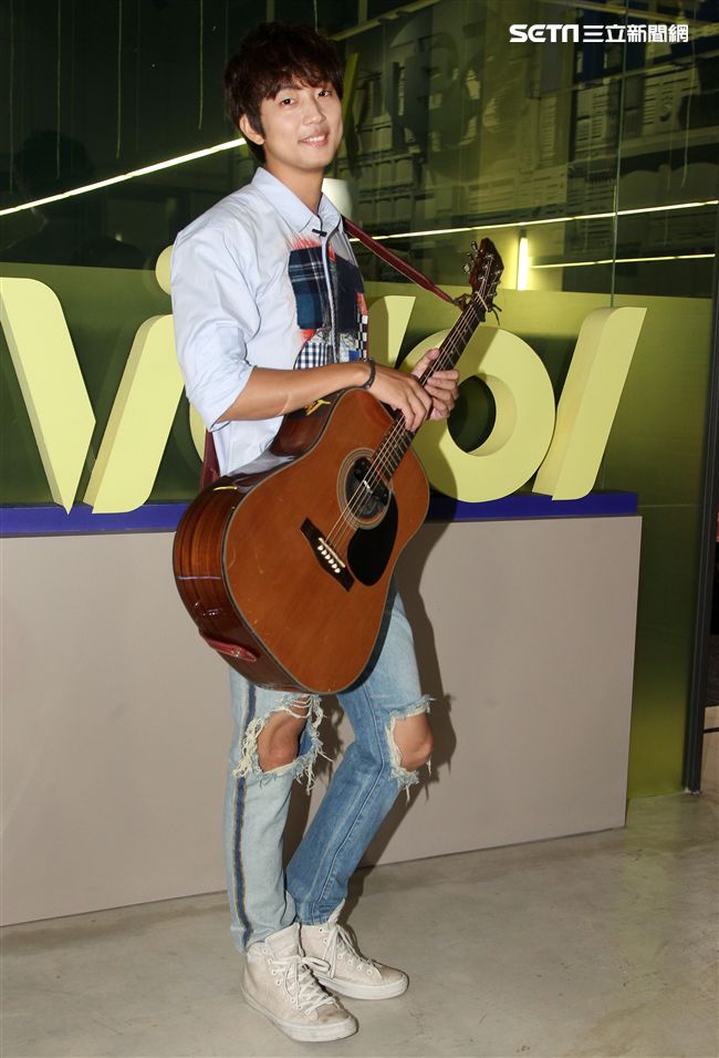 許書豪安安大明星自彈自唱。（記者邱榮吉/攝影）