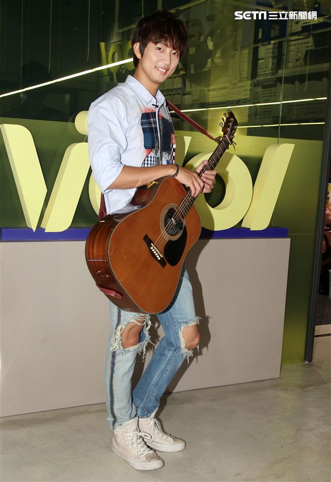 許書豪安安大明星自彈自唱。（記者邱榮吉/攝影）