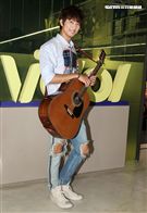 許書豪安安大明星自彈自唱。（記者邱榮吉/攝影）