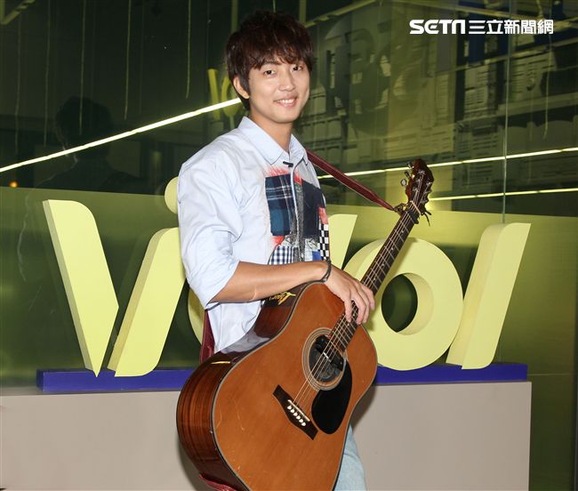 許書豪安安大明星自彈自唱。（記者邱榮吉/攝影）