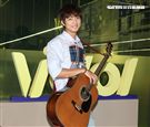 許書豪安安大明星自彈自唱。（記者邱榮吉/攝影）