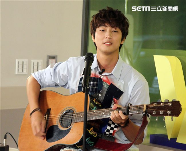 許書豪安安大明星自彈自唱。（記者邱榮吉/攝影）