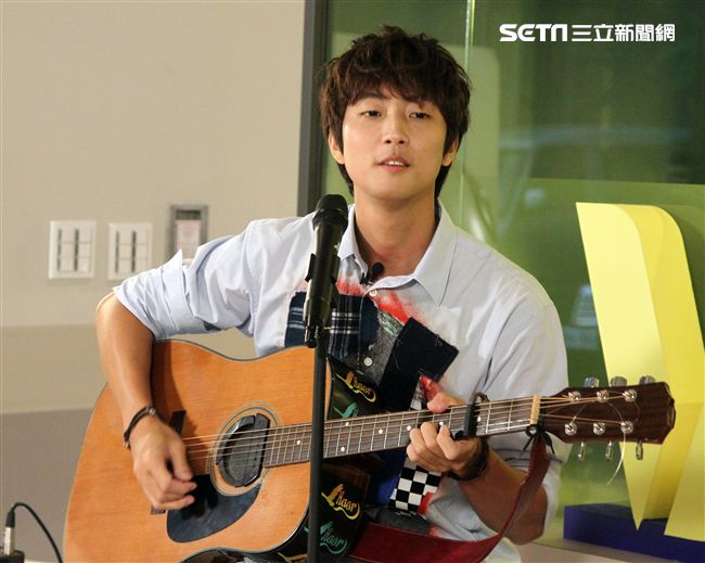 許書豪安安大明星自彈自唱。（記者邱榮吉/攝影）