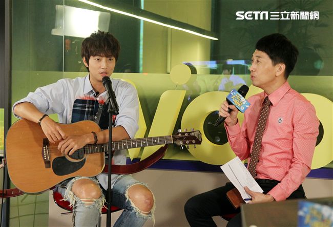 許書豪安安大明星自彈自唱。（記者邱榮吉/攝影）
